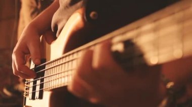 Bas gitar çalan yakın parmaklarıyla virtüözü bas çalmaya kadar