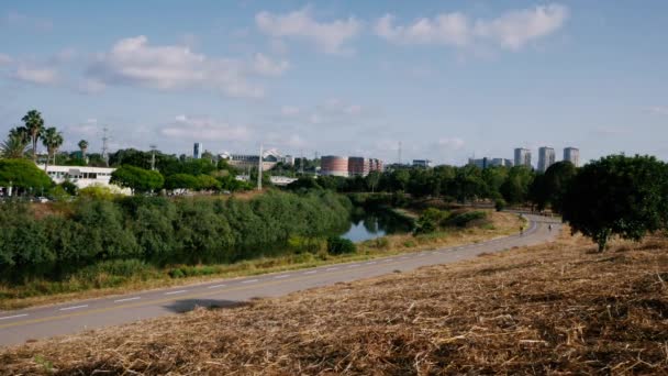 时间流逝亚尔孔斯普林斯河与自行车骑手 免版税图库视频片段