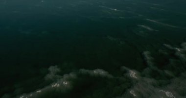 Arka planda kırmızı mointains ile ölü deniz