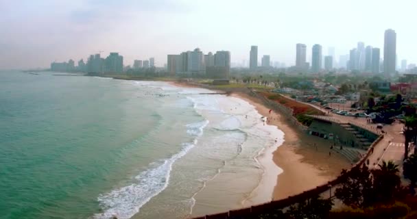 Surfisti Sulla Spiaggia Tel Aviv Mattina Presto Drone Shot — Video Stock
