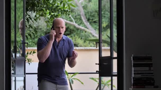 Zły Średnim Wieku Człowiek Wrzask Podczas Rozmowy Telefon Człowiek Krzyczy — Wideo stockowe