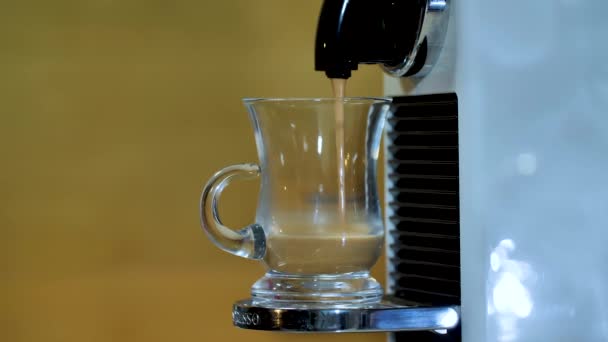Kávovar espresso v šálku lití