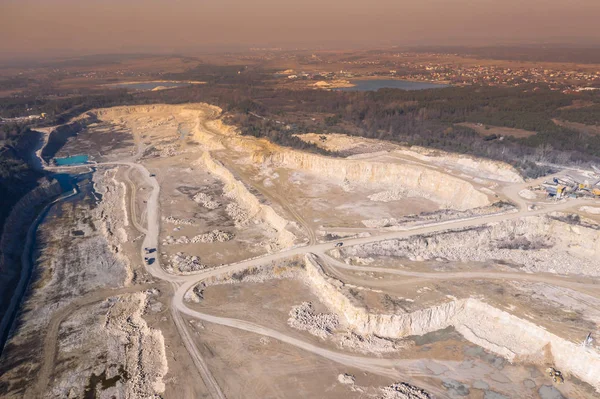 Vue aérienne de la carrière minière à ciel ouvert. Vue industrielle du lieu — Photo
