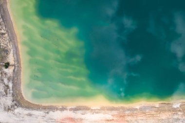 Gölün güzel yeşil suları havadan yukarıdan aşağıya görünümü. Polonya
