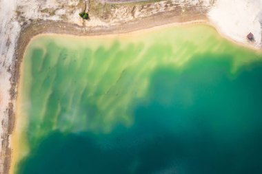 Gölün güzel yeşil suları havadan yukarıdan aşağıya görünümü. Polonya