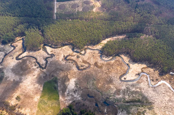 Veduta aerea drone, la curva del fiume con tratti sabbiosi . — Foto Stock