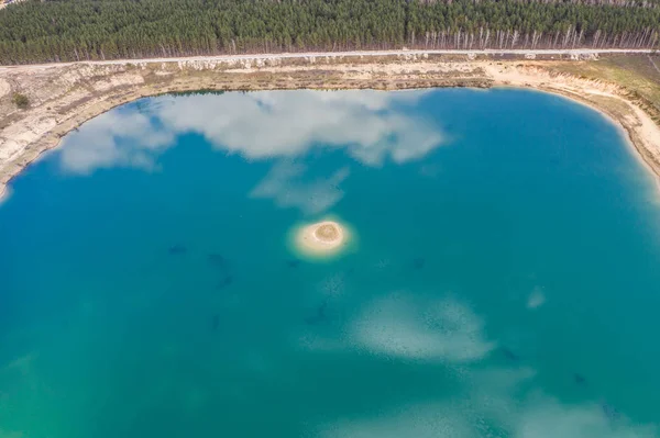 Vista aerea dall'alto verso il basso delle bellissime acque verdi del lago.Polonia — Foto Stock