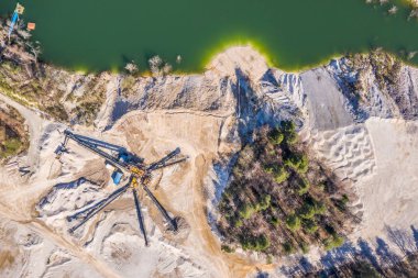 Açık madene havadan görünüm