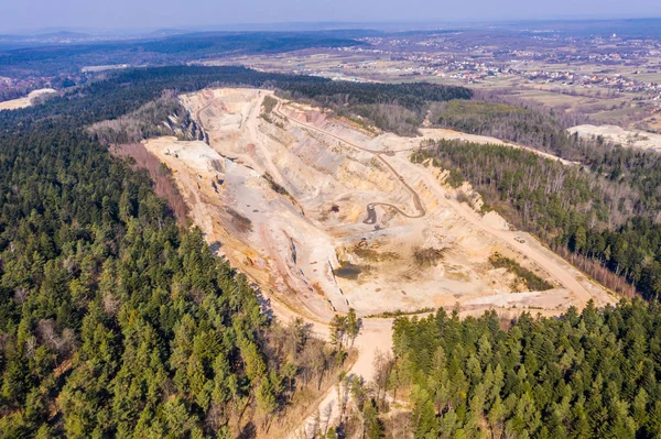 Вид с воздуха на открытую шахту — стоковое фото