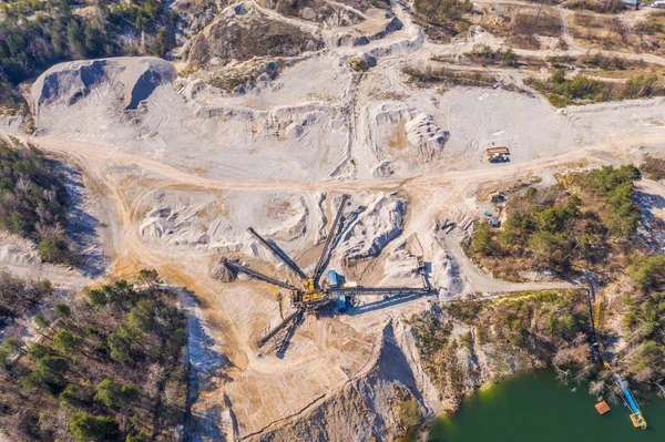 Вид с воздуха на открытую шахту — стоковое фото