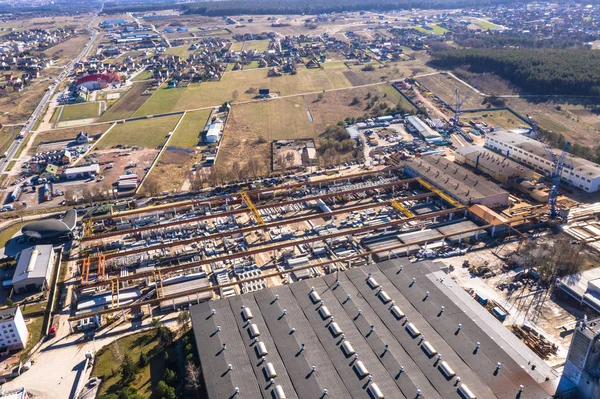 Vista aérea desde arriba de edificios industriales, almacenes o fa —  Fotos de Stock