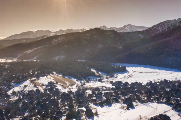 Lotnicze zimowe Tatry górskie krajobraz Zakopanego — Zdjęcie stockowe