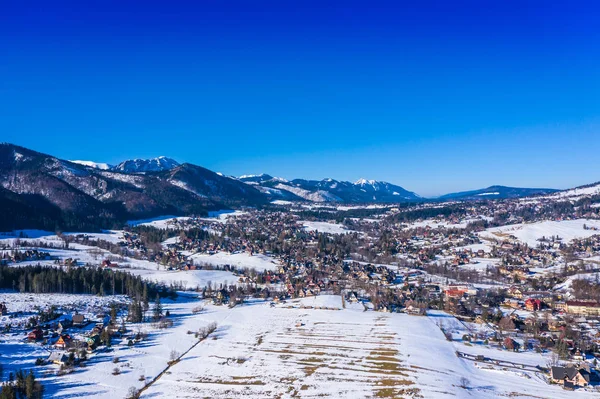 Lotnicze zimowe Tatry górskie krajobraz Zakopanego — Zdjęcie stockowe