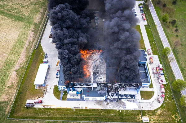 Vista aerea del magazzino industriale bruciato o del centro logistico bu — Foto Stock