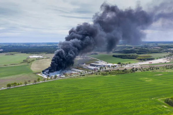 Vue aérienne d'un entrepôt industriel brûlé ou d'un centre logistique bu Photos De Stock Libres De Droits