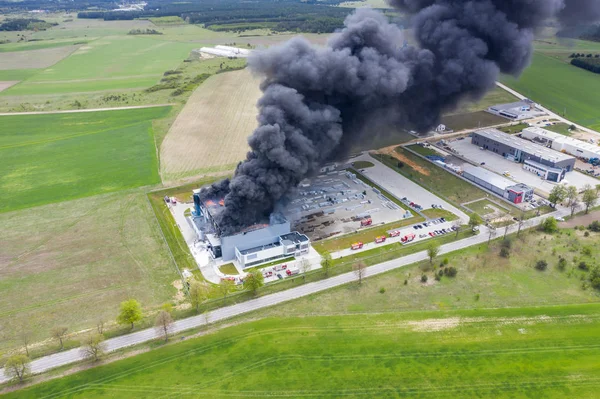 Vue aérienne d'un entrepôt industriel brûlé ou d'un centre logistique bu Image En Vente