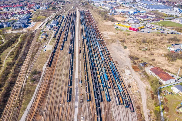 Trenes de carga. Vista aérea de trenes de mercancías de colores en el ferrocarril —  Fotos de Stock