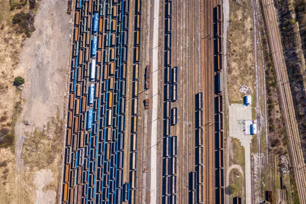 Comboios de carga. Vista aérea de trens de carga coloridos no trilho — Fotografia de Stock