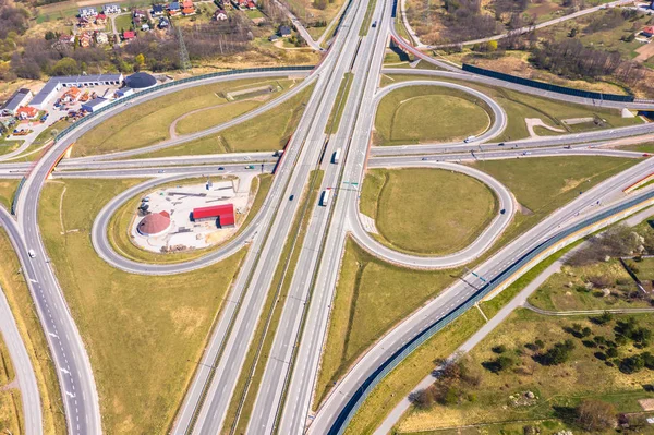 Transporte por carretera: una carretera de alta velocidad — Foto de Stock