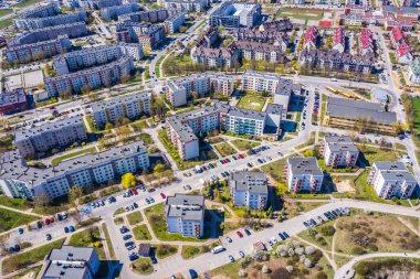 Kavşak ve yollar, evler, binalar, p ile hava şehir görünümü