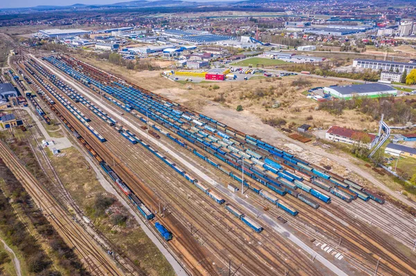 Trenes de carga. Vista aérea de trenes de mercancías de colores en el ferrocarril —  Fotos de Stock