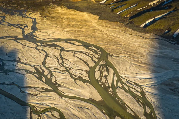 Vue aérienne et vue sur la rivière en Islande. Beau bac naturel — Photo