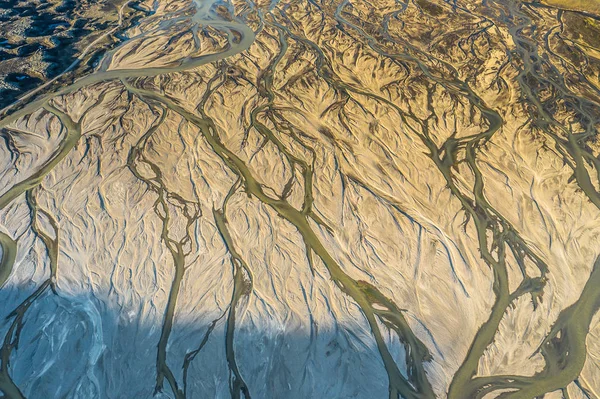 Воздушный беспилотник с видом на огромное русло реки — стоковое фото