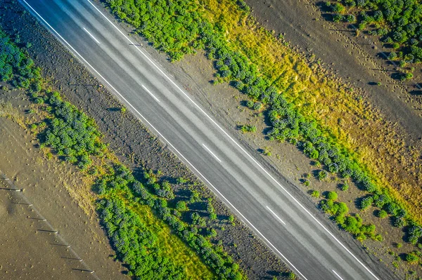 Veduta aerea della strada attraverso.Bellissimo paesaggio con vuoto rurale — Foto Stock