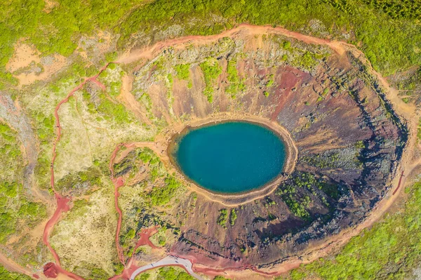 Lago da cratera Kerid no Círculo Dourado, sul da Islândia . — Fotografia de Stock