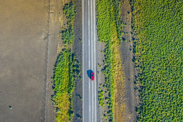 Yolun havadan görünümü. Boş kırsal ile güzel manzara — Stok fotoğraf
