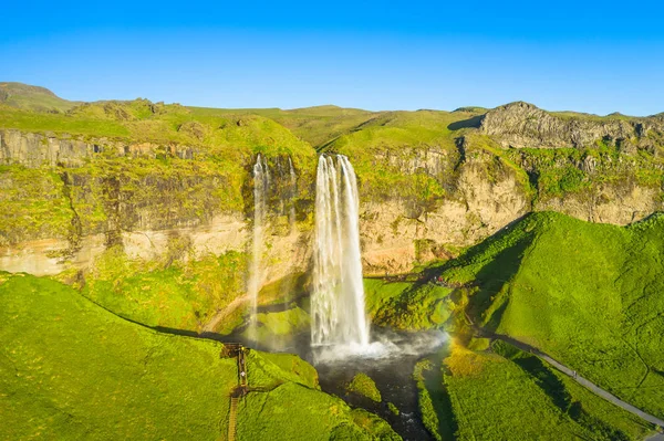 De beroemdste IJslandse waterval - Seljalandsfoss — Stockfoto