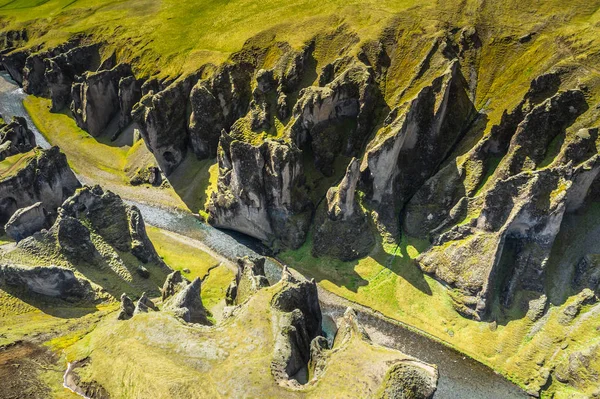 Krajina na Islandu v Fjadrargljufur. Nejlepší cíl cestovního ruchu. — Stock fotografie