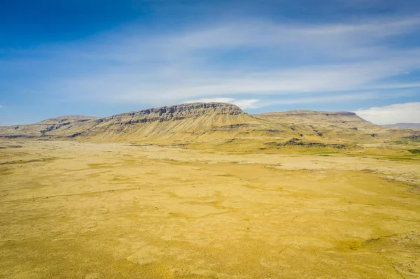 Maravilhosa natureza icelânica. Terra rochosa, montanhas altas — Fotografia de Stock