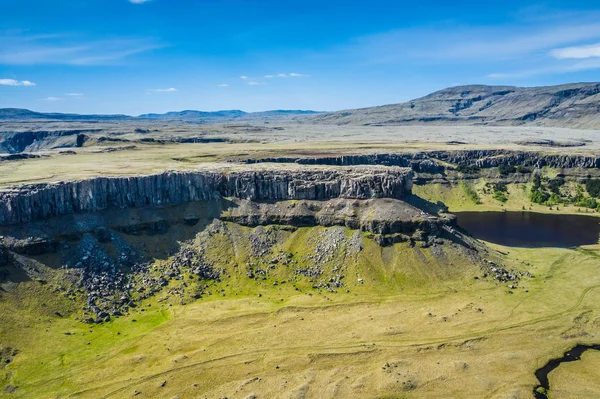 Wunderbare isländische Natur. felsiges Land, hohe Berge — Stockfoto