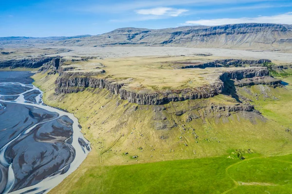 Wunderbare isländische Natur. felsiges Land, hohe Berge — Stockfoto