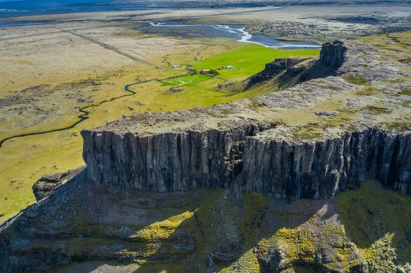 Чудова ісландська природа. Скелясті землі, високі гори — стокове фото