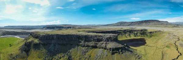 Υπέροχη Ισλανδική φύση. Βραχώδης γη, ψηλά βουνά — Φωτογραφία Αρχείου