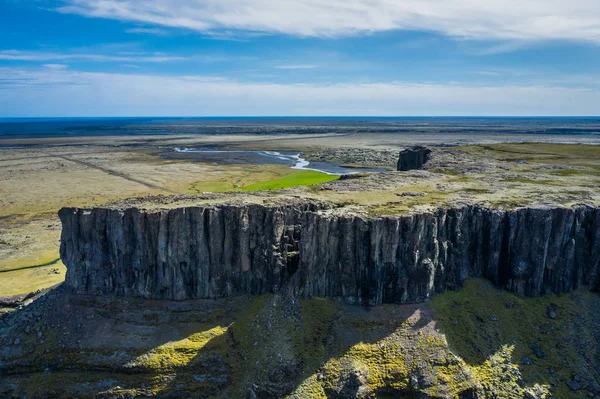 Wspaniała islandzka natura. Skaliste krainy, wysokie góry — Zdjęcie stockowe