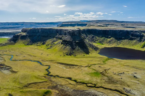 Muhteşem İzlanda doğası. Kayalık arazi, yüksek dağlar — Stok fotoğraf