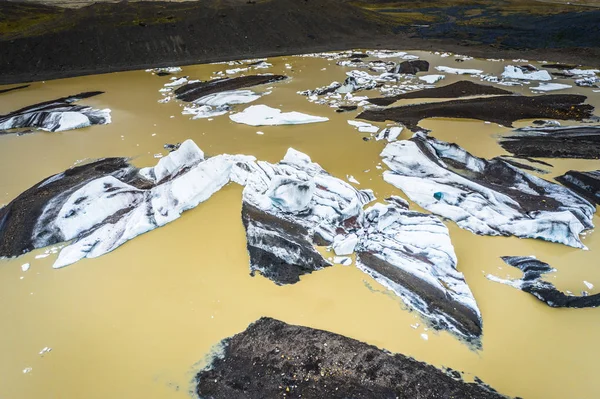 Pemandangan udara gunung es mengambang dari gletser mencair ke dalam danau — Stok Foto