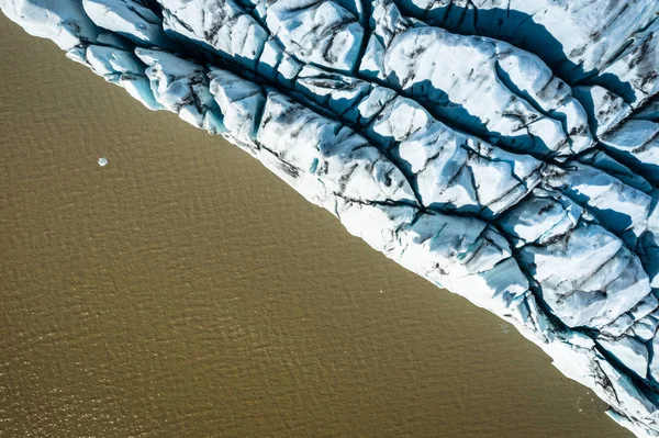 Bovenaanzicht van de gletsjer van bovenaf, ijstextuur landschap, IJsland — Stockfoto