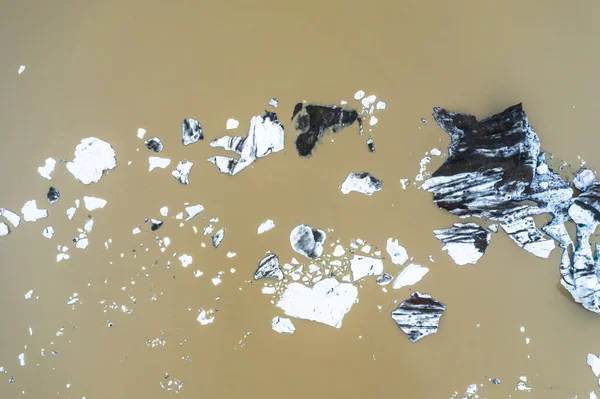 Vista aérea de icebergs flutuantes da geleira derreter no lago Imagens De Bancos De Imagens Sem Royalties