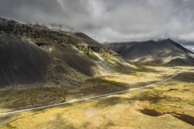 İnanılmaz İzlanda doğa - renkli volkanik, Misty gökyüzü yukarıda, g