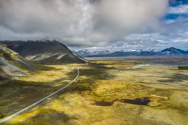 Incrível natureza islandesa - colorido vulcânico, Misty céu acima, g — Fotografia de Stock