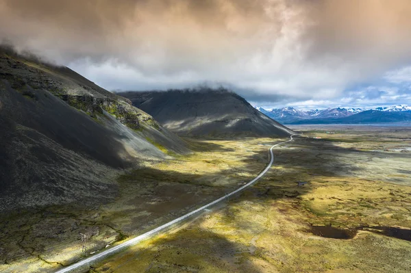 Amazing Icelandic nature - colourful volcanic,Misty sky above, g — Stock Photo, Image