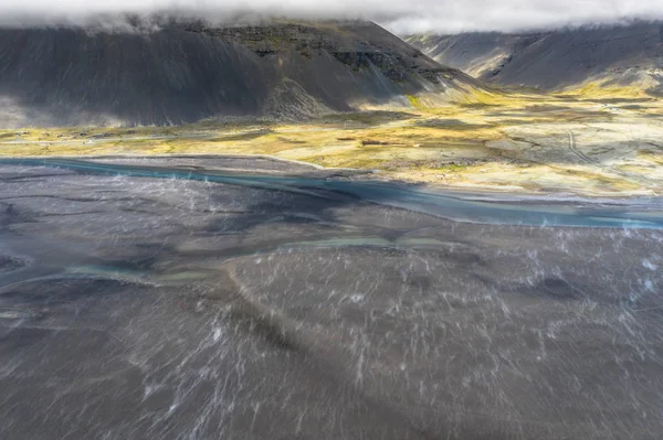 Úžasný islandský charakter-pestrý sopečný, mlhavé nebe nad, g — Stock fotografie