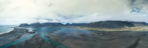 Вид с воздуха на удивительные ландшафты ледников — стоковое фото