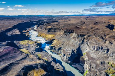 Kanyon ve şelale Hafragilsfoss fantastik görünümü. Konum: 