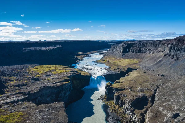 Fantastische Aussicht auf Schlucht und Wasserfall Hafragilsfoss. Standort: — Stockfoto