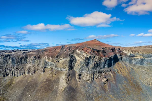 Fantastisk utsikt över kanjonen nära vattenfallet Hafragilsfoss. Plats: — Stockfoto